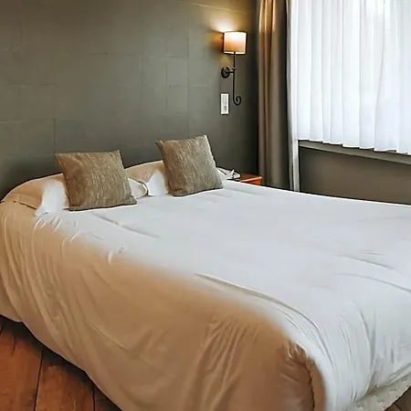 Hotel De La 3*